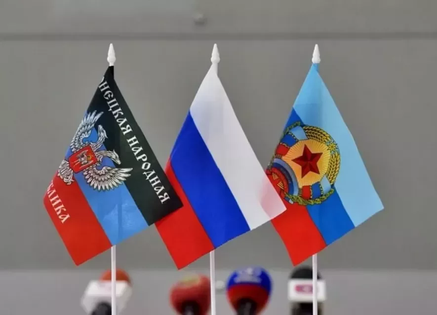 Прапори Росії та 