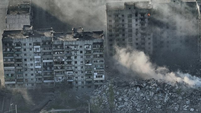 Вивозити цивільних з найгарячіших місць допомагає рятувальникам МВС