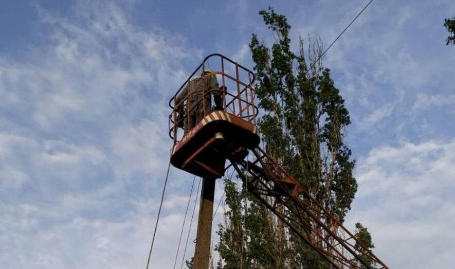 Електропостачання для майже 2,7 тисячі родин відновили енергетики на Донеччині