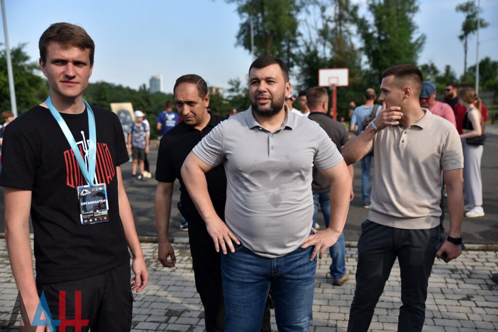 От брусьев с дополнительным отягощением почти в полцентнера отжался глава ДНР на фестивале спорта
