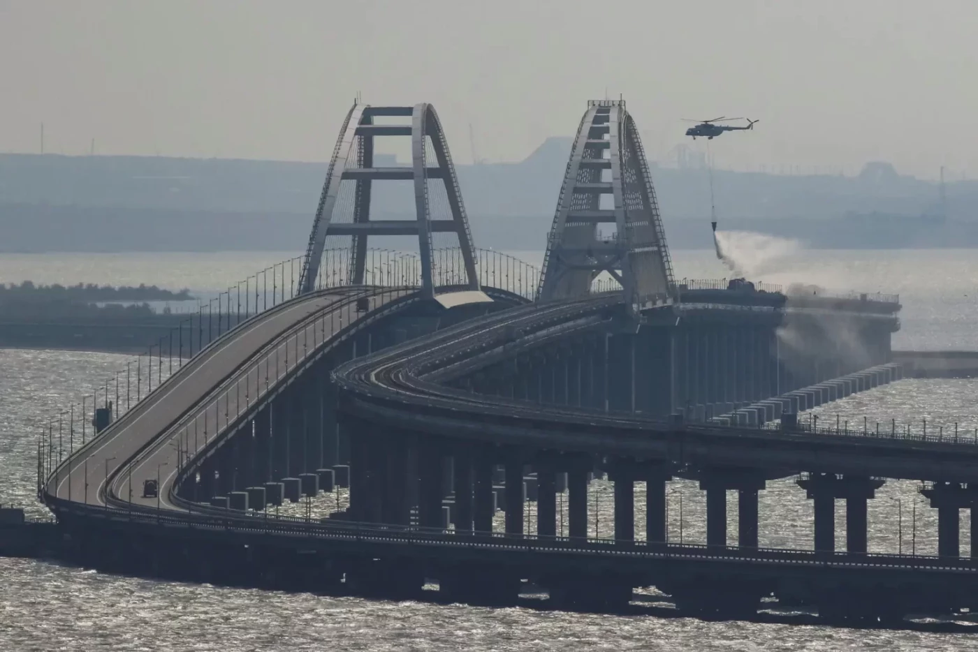 Росія поспішає відновити роботу пошкодженого вогнем Кримського мосту