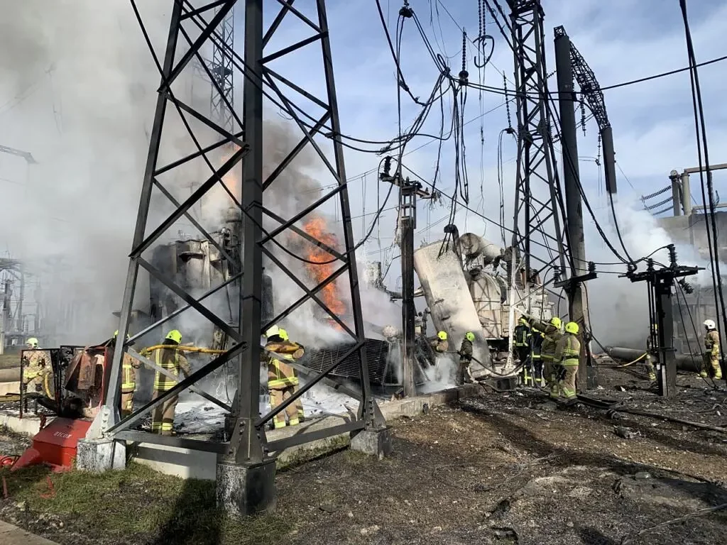 Уряд України: російські обстріли вивели з ладу половину об’єктів української енергосистеми